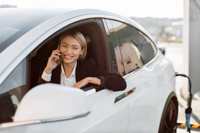 Auto aan de laadpaal op de oprit